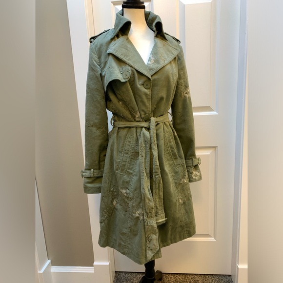 Well tailored and gorgeous corduroy trench coat with embroidery - Picture 9 of 15